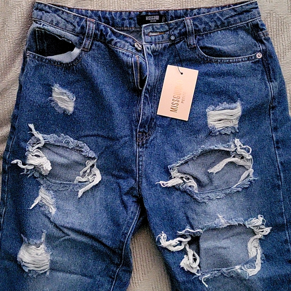 MISSGUIDED petite riot ripped mom jean- Color: denim blue size: 10 (PETITE)